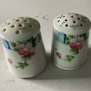 Nippon Porcelain Salt & Pepper Shakers with Pretty Flowers/Gold trim/Good Pieces
